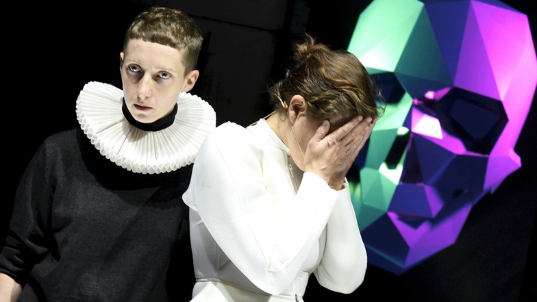 Joran Yonis und Marie Jung bei der „Euro-Hamlet“-Probe am vergangenen Donnerstag in Weißwasser.