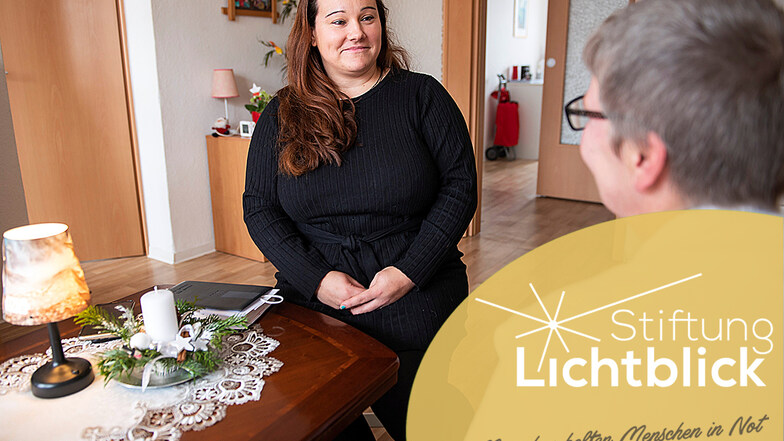 Einmal pro Woche kommt Marie Lange (li.) zu Birgit Hauth (*). Neben behördlichen Dingen kümmert sie sich auch um die seelischen Probleme ihrer Klientin.
