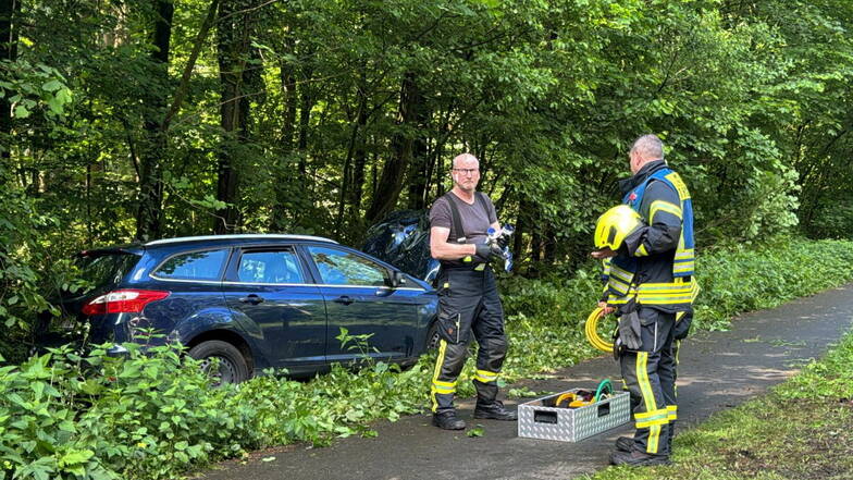 Feuerwehr und Rettungsteams stehen an der Unglückstelle, nachdem in Schloß Holte-Stukenbrock bei Bielefeld ein Auto in eine Gruppe von Joggern gefahren ist.