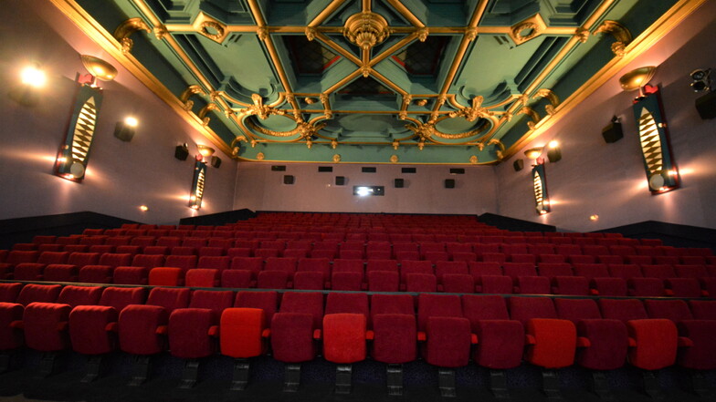 Alles muss raus: Die roten Kinosessel im Saal 1 des Filmpalastes Pirna werden verkauft.
