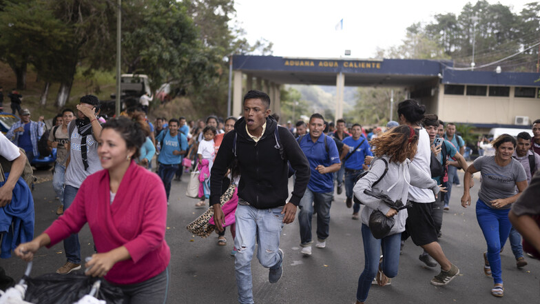 Migranten passieren in der Nähe von Agua Caliente die Grenze von Honduras nach Guatemala um über Mexiko weiter in die USA zu wandern.