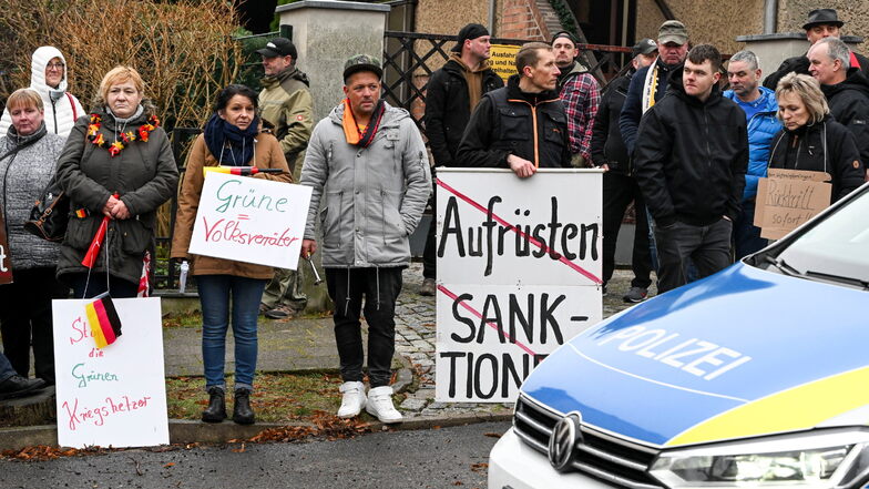 Bei einem Besuch von Bundesaußenministerin Annalena Baerbock (Bündnis 90/Die Grünen) des sogenannten Kindergefängnisses aus DDR-Zeiten demonstrieren Menschen vor der Einrichtung.