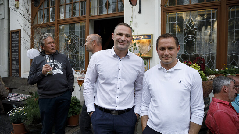 OB-Kandidat Sebastian Wippel (links) und MdB Tino Chrupalla feiern im Wirtshaus zur Altstadt an der Elisabethstraße.