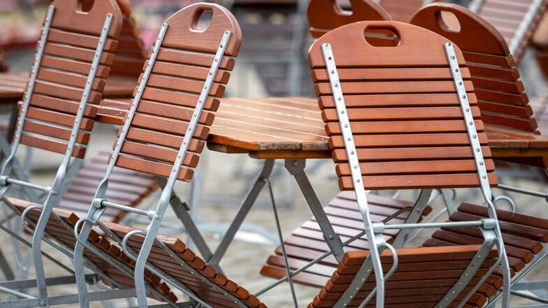 Für das Aufstellen von Stühlen und Tischen vor ihren Restaurants müssen Gastwirte in Radebeul nichts bezahlen.