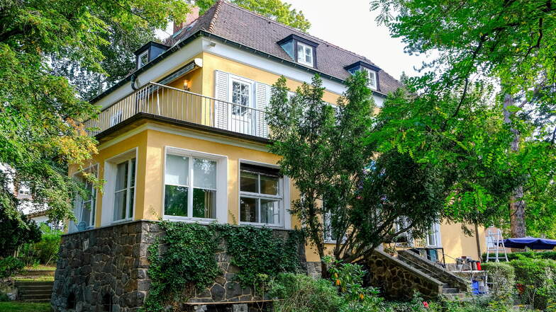 Das Villengebäude hat Anfang der 1930er-Jahre Architekt Alfred Tischer bauen lassen. Er wohnte damals in der Villa Sorgenfrei, die auf dem westlichen Nachbargrundstück steht.