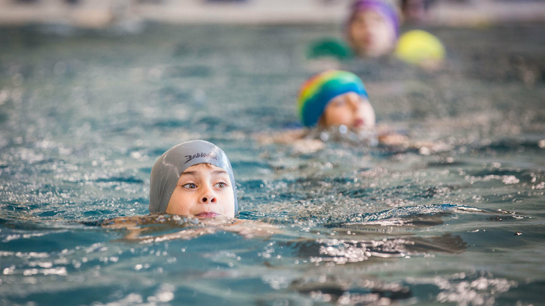 Bis zu 250 Kinder könnten an den Schwimmkursen verteilt auf Sommer-, Herbst- und Winterferien teilnehmen.