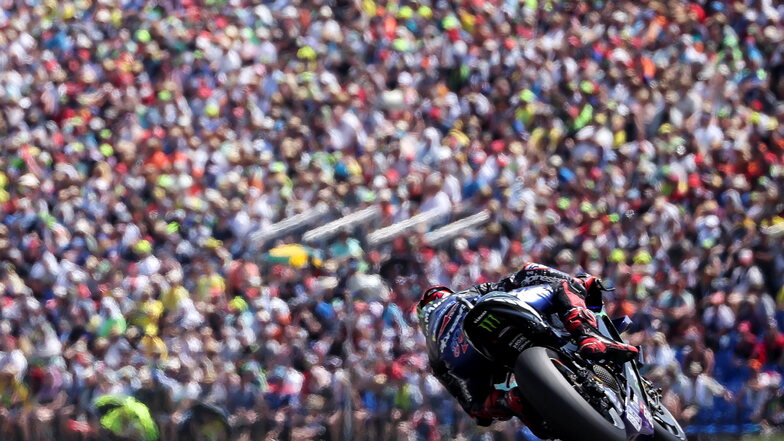 Vor großartiger Kulisse gewinnt der der Franzose Fabio Quartararo den MotoGP auf dem Sachsenring.