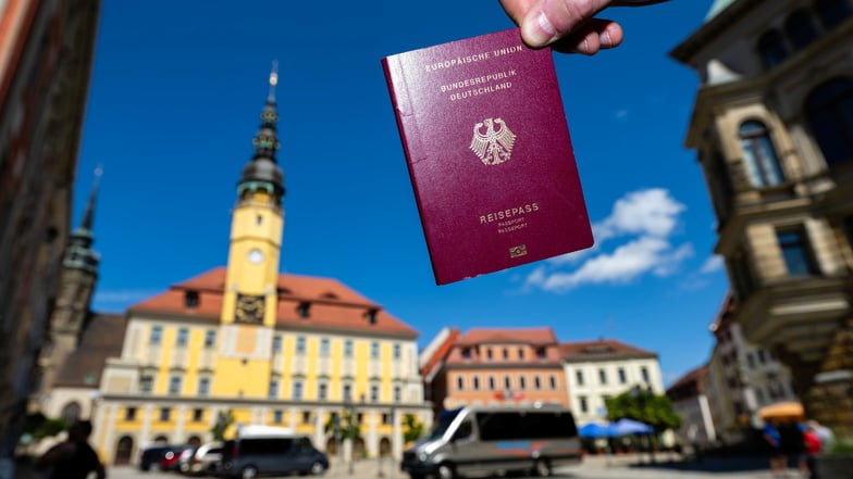 Wer einen Reisepass beantragt, muss derzeit lange warten, auch in Bautzen.