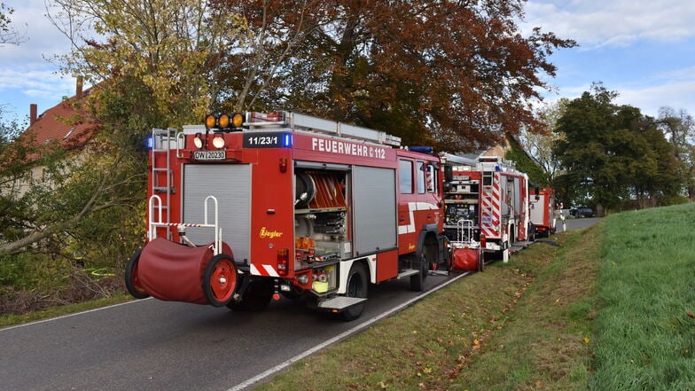 Die Kreischaer Straße in Reinholdshein blieb gesperrt, damit die Feuerwehrleute ungehindert handeln konnten.