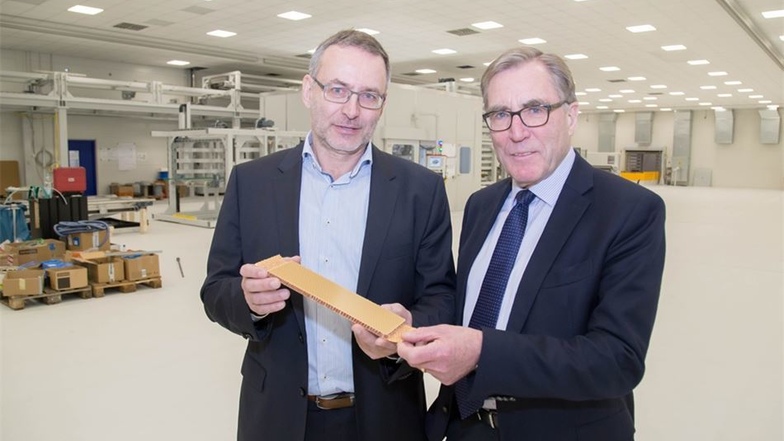 Acosa-Geschäftsführer Frank Zenker (links) und Andreas Sperl, Geschäftsführer der Elbe Flugzeugwerke, in der neuen Produktionsstätte für Frachtraumverkleidungen und Bodenplatten für Airbus-Flugzeuge.