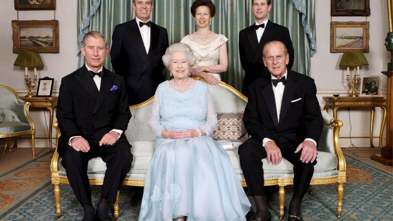 2007: Königin Elizabeth II (vorne Mitte) und ihr Ehemann Prinz Philip (vorne rechts) mit ihren Kindern Prinz Charles (vorne links), sowie Prinz Andrew (hinten, l-r), Prinzessin Anne and Prinz Edward