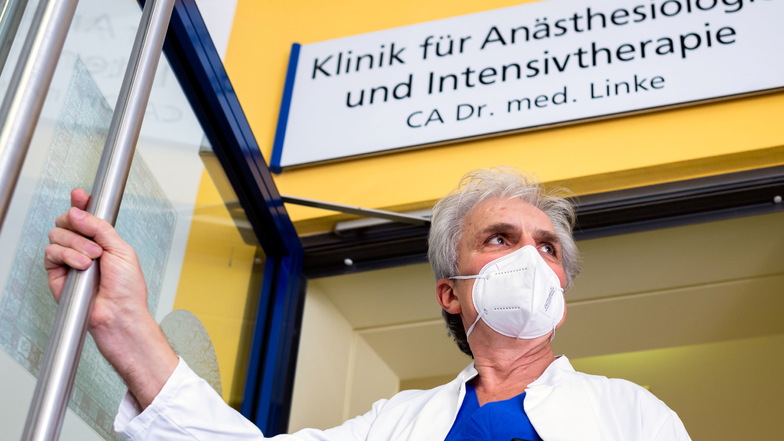 Dr. Matthias Linke ist Chefarzt der Klinik für Anästhesiologie und Intensivtherapie in Bautzen. Dort behandelt er jetzt wieder Corona-Patienten, nachdem er selbst schwer an Covid-19 erkrankt war.