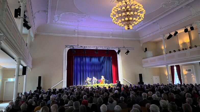 Zum Neujahrsempfang in der Coswiger Börse kamen fast 600 Menschen. Nach der etwa 20-minütigen Rede des Oberbürgermeisters spielten Musiker der Kurt Masur Akademie und Dresdner Philharmonie.