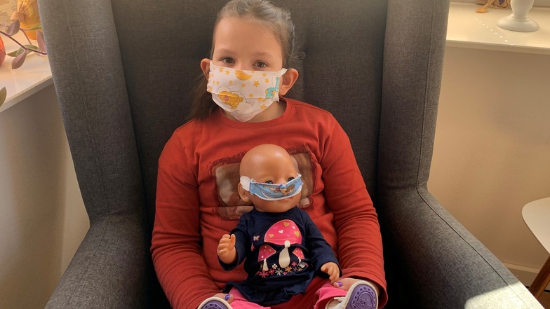 Damino hat für die sechsjährige Greta ganz schnell einen Mundschutz für Kinder genäht. Die Großschönauerin gehört zu den Risikopatienten.