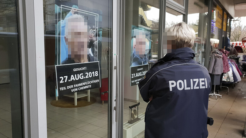 Ein Polizistin vor dem Chemnitzer Büro des Zentrums für Politische Schönheit.