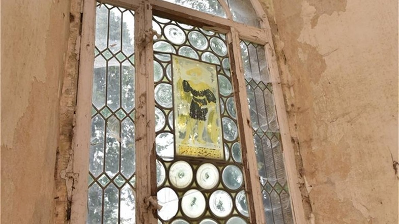Dieses Bleiglasfenster am Eingang ist noch im originalen Zustand.