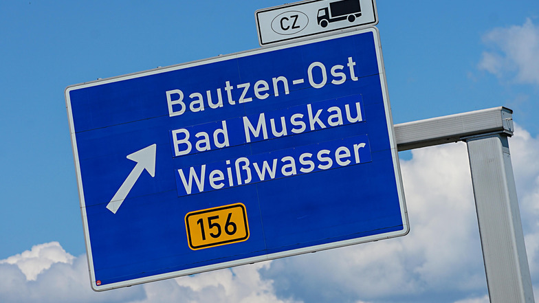 Kleines Schild, große Wirkung: An der Abfahrt Bautzen-Ost werden Lkws nach Tschechien von der A 4 geleitet. Dabei könnten sie noch weiter auf der Autobahn fahren.