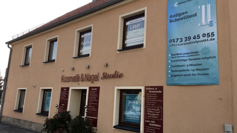 Das große Banner am Kosmetik-Studio in Boxdorf weist auf die Testmöglichkeit hin.
