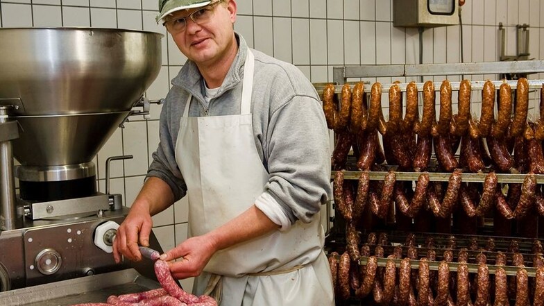 Fleischermeister Thomas Schick ist im Dauerstress vor Weihnachten. Hier stellt er gerade frische Knacker her. Wenn es auf Heiligabend zugeht, sind bei der Kundschaft aber vor allem auch Wiener Würstchen gefragt.