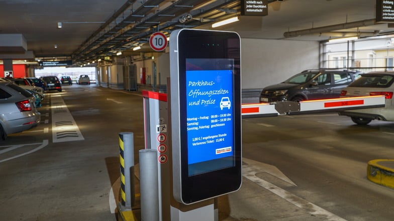 Im Parkhaus des Kornmarkt-Centers geht es häufig eng zu. Wie verhält man sich, wenn es beim Einparken wirklich einmal schiefgeht?