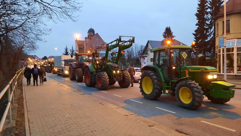 Protestierende Landwirte im Berufsverkehr an der Bautzener Friedensbrücke.