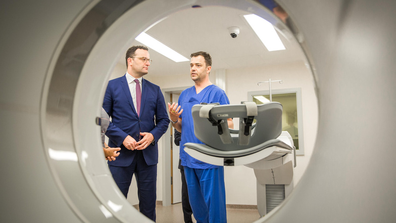 Bundesgesundheitsminister Jens Spahn sprach im Krankenhaus Friedrichstadt unter anderem mit Dr. med. Jan-Henning Schierz.