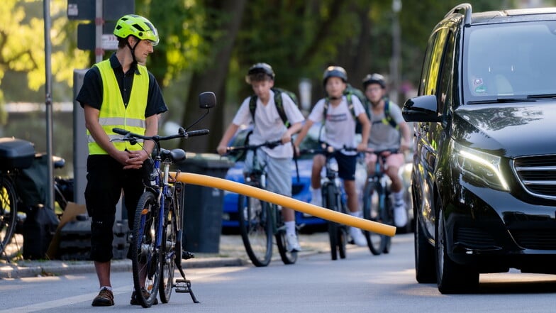 Mit Poolnudeln demonstrierten ADFC-Mitglieder in den Bautzener Schilleranlagen, wie viel Abstand Autos beim Überholen von Radfahrern halten müssen.