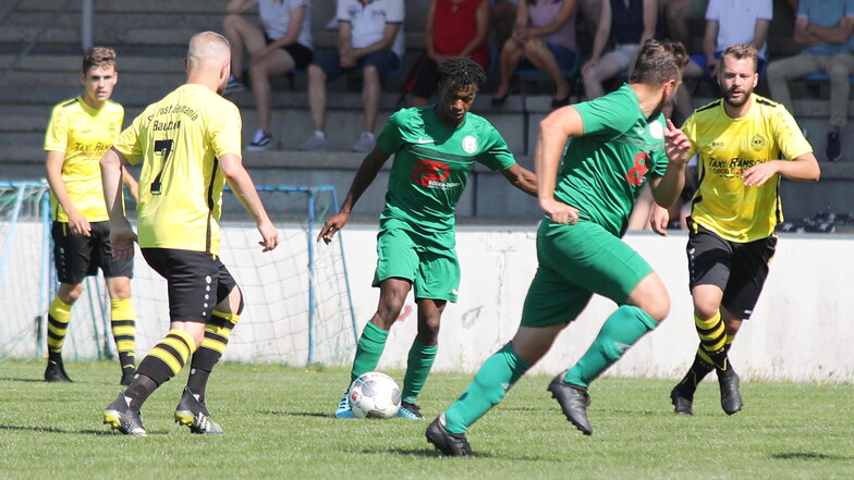 Beim Kreisoberliga-Spiel zwischen dem Hoyerswerdaer FC und dem SV Post Germania Bautzen wurde der Hoyerswerdaer Spieler Amadou Sow (Mitte) rassistisch beleidigt.