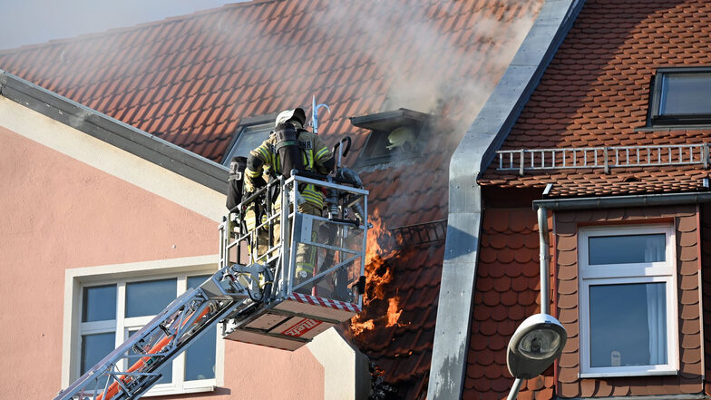 Einsatzkräfte der Feuerwehr löschten die Flammen mit einer Drehleiter von oben.