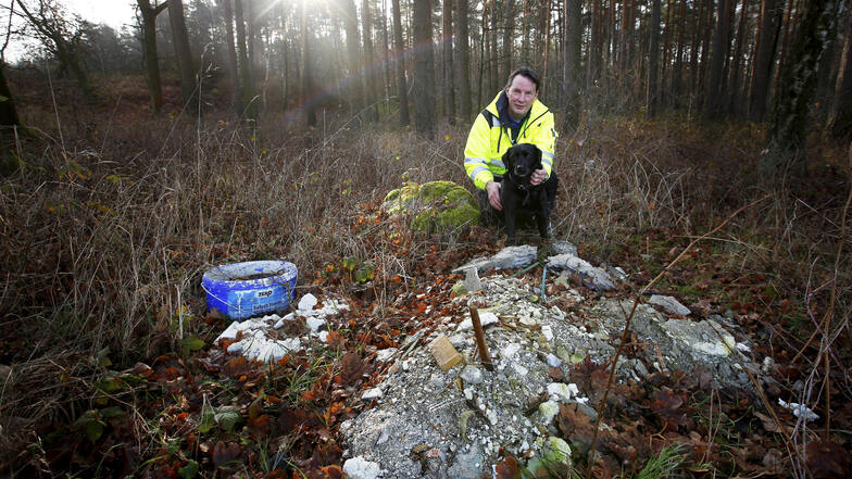 Stadtjäger Hendrik Schütt sammelt täglich Müll im Kamenzer Forst zusammen und entsorgt ihn auf seine Kosten. Vor allem vor der ESK türmen sich die Berge.