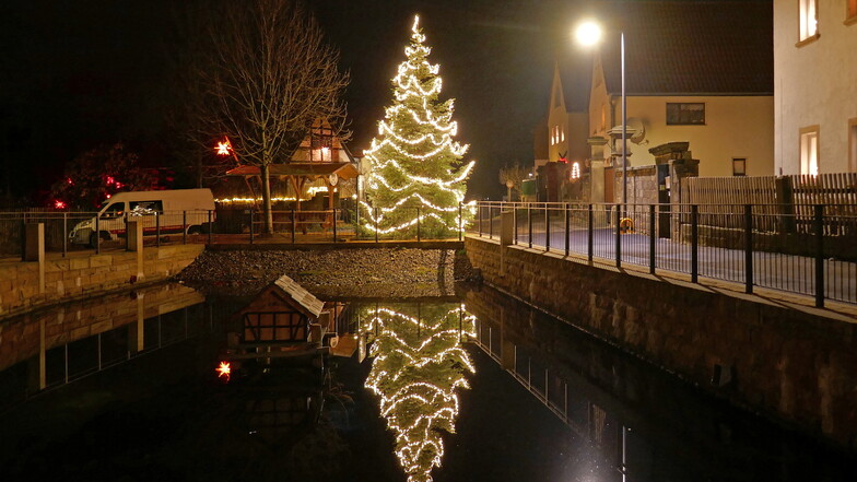 Da kommt man doch in Weihnachtsstimmung: So schön leuchtet der Baum auf dem Mockethaler Rundling.