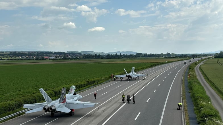 Schweizer Kampfjets landen auf Autobahn