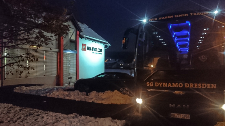 Der Dynamo-Mannschaftsbus machte an der B 96 in Friedersdorf Station.