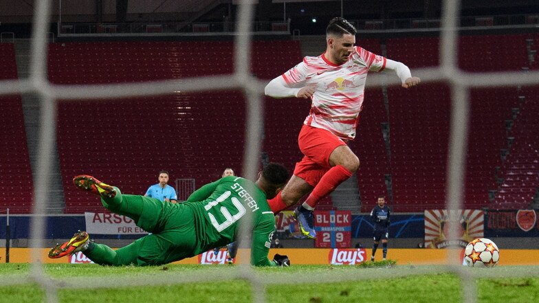 Dominik Szoboszlai (r) erzielt gegen Manchesters Torwart Zack Steffen das Tor zum 1:0.