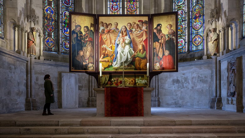 Der Leipziger Maler Michael Triegel hatte das 1519 von Lukas Cranach d. Ä. geschaffene Kirchengemälde wieder vervollständigt und den Mittelteil neu geschaffen.