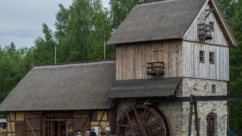 Im Landkreis Bautzen öffnen sechs Mühlen, darunter die Krabatmühle in Schwarzkollm. Besucher können auf Krabats Spuren die sagenumwobene Schwarze Mühle mit Mahlwerk und Wasserrad erkunden. Neben Vereins- und Handwerkerständen wird Leckeres aus der Lausitz