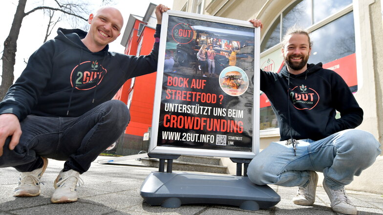 Thomas Felsch und Kevin Brüser vom Unverpackt-Laden "2Gut" möchten vor ihrem Geschäft an der Reisewitzer Straße Streetfood anbieten.