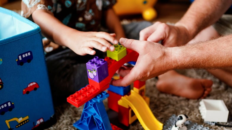 Manchmal sind die Voraussetzungen nicht gegeben, dass Kinder in ihrer eigenen Familie aufwachsen können. Dann braucht es Menschen, die ihnen vorübergehend oder dauerhaft ein liebevolles Zuhause geben.