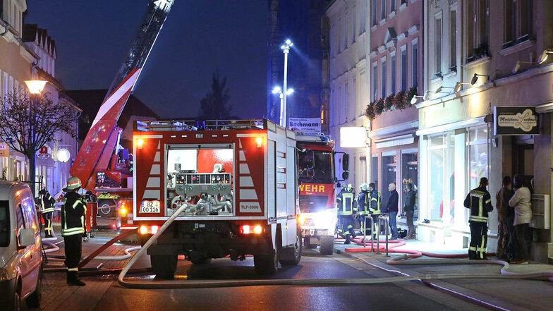 In einer alten Tischlerei auf der Großenhainer Straße brach ein Feuer aus.
