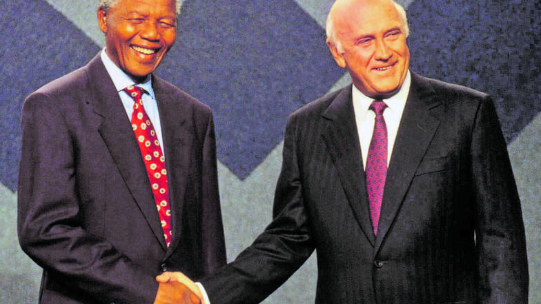 Ende der Achtziger veränderte sich die Welt nicht nur in Deutschland: 1989 wurde Frederik de Klerk (r.) in Südafrika zum Präsidenten gewählt, leitete das Ende der Apartheid ein und ermöglichte damit, dass ihm ein Jahr später Nelson Mandela folgen konnte