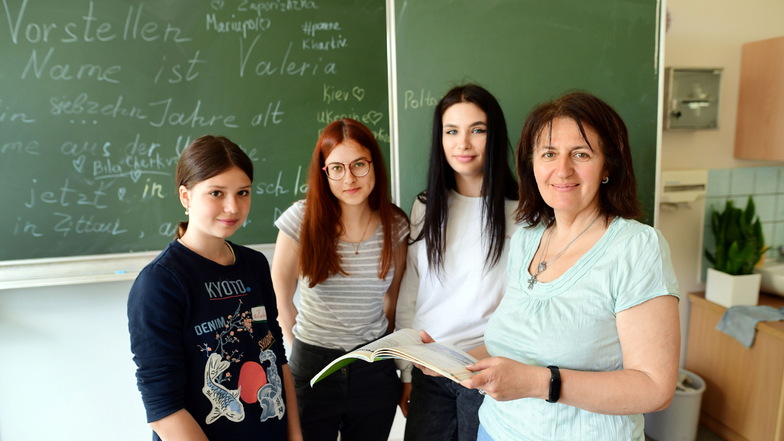Alina Hryb (rechts) bringt den drei jungen Ukrainerinnen Alina Parchenko, Valeriia Fedotova und Eugenia Butryk Englisch bei.