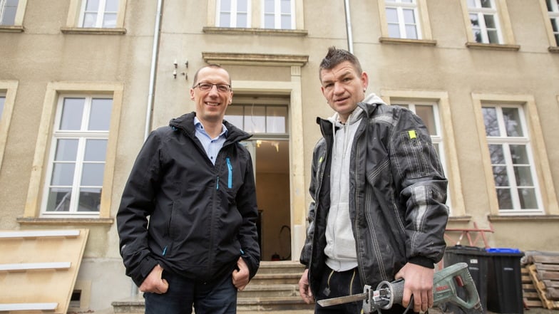 Der Chef der Städtischen Wohnungsgesellschaft Pulsnitz, Mike Herzog (l. ), und Mitarbeiter Roberto Franz freuen sich, dass die Gesellschaft in neue Räume in der alten Schule ziehen konnte.