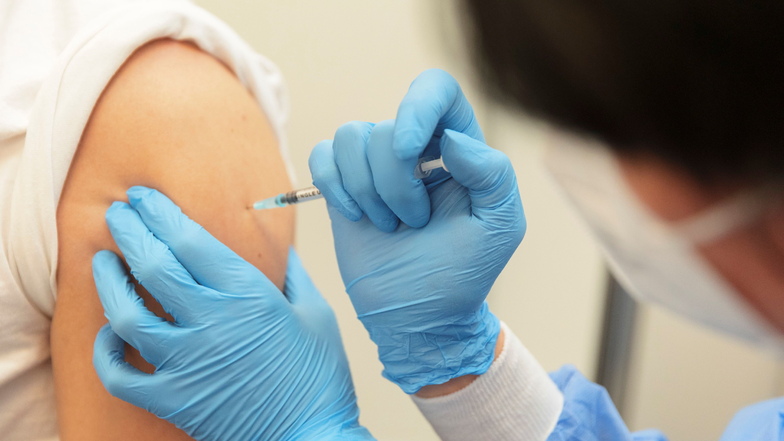 Ein 24-Jähriger erhält seine Booster-Impfung. Der Landkreis Meißen will mit einer Impfoffensive vorankommen, denn noch sind erst 54,5 Prozent der Bevölkerung gegen Corona geimpft. Die Inzidenz steigt am Freitag auf einen neuen Rekordwert von 1.409,9.
