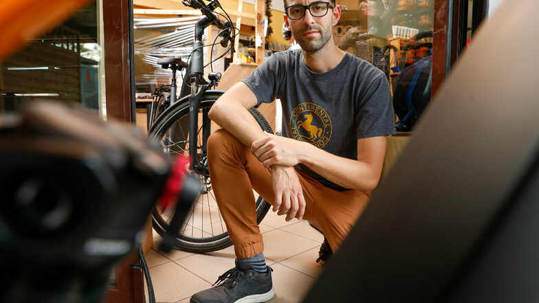 Fahrradhändler Jens Jankowski an der Tür zu seinem Geschäft im Großschönauer Trixi-Ferienpark. Am Sonntagmorgen haben Einbrecher seelenruhig die teuersten Modelle aus dem Verleih gestohlen.