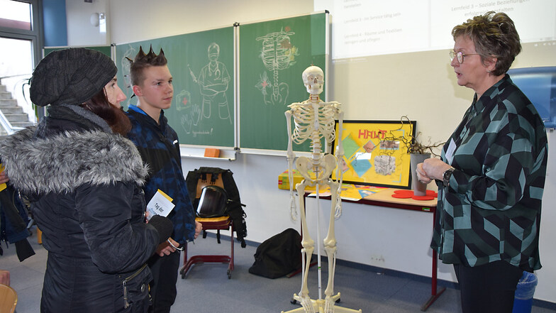 Beim Tag der offenen Tür im Beruflichen Schulzentrum „Konrad Zuse“ in Hoyerswerda hatten die Pädagogen bei ihren Erläuterungen aufmerksame Zuhörer.