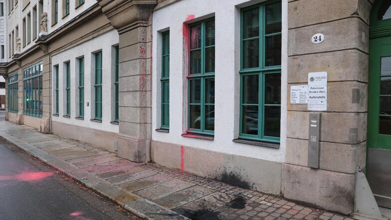 Schon wieder ist das Polizeigebäude an der Osterbergstraße in Pieschen mit Farbgläsern beworfen worden.