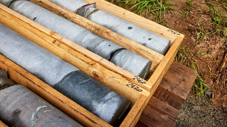 Die aus bis zu 500 Metern Tiefe gewonnenen Bohrkerne werden in einer Pirnaer Lagerhalle gesammelt: Aneinandergereiht rund 2.500 Stein-Zylinder von je einem Meter Länge.