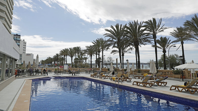 In einem Hotel auf Mallorca haben 26 Menschen in einem Pool 26 Menschen eine Chlorvergiftung erlitten.