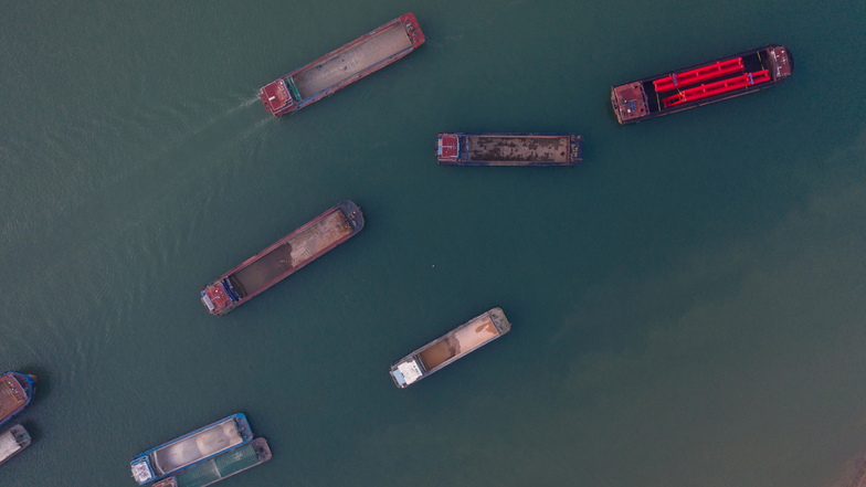 Frachtschiffe warten auf einem Fluss in der südchinesischen Provinz Guagxi auf die Weiterfahrt.