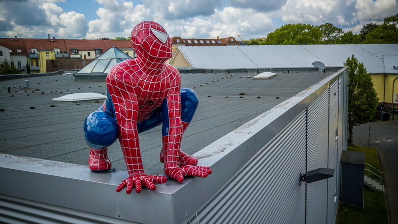 Spiderman schaut vom Dach des Cinema in Döbeln. Seit Herbst vergangenen Jahres gab es hier keine Vorstellungen. Aber am 24. Juni wollen die Betreiber wieder loslegen.
